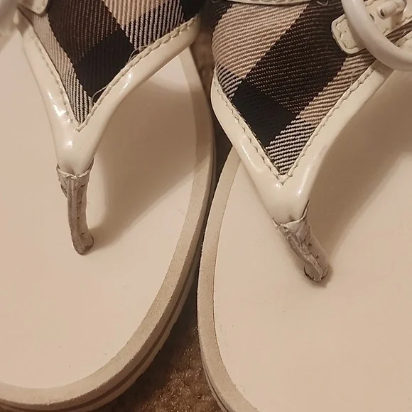 Burberry Classic Sandals - Picture 3 of 16